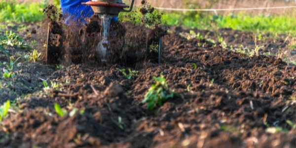 Come scegliere l'utensile giusto per la lavorazione del terreno